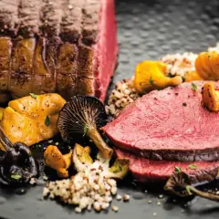 Saftiger Rinderbraten, perfekt gegart, mit gebratenen Pilzen und Quinoa. Ein köstliches rinderbraten rezept für Genießer.