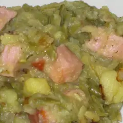 Ein deftiger Eintopf mit sauren Bohnen, Kartoffeln und rosa Speckstücken.