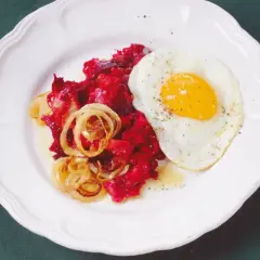 Rote Bete mit gebratenen Zwiebeln und Spiegelei. Ein einfaches Gericht, das zeigt, wie vielseitig rote Bete Rezepte sein können.