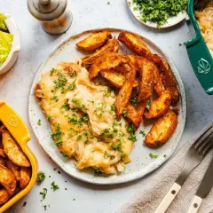 Zwiebel Sahne Schnitzel mit knusprigen Kartoffelspalten und frischem Salat. Ein herzhaftes Gericht, das zum Genießen einlädt.
