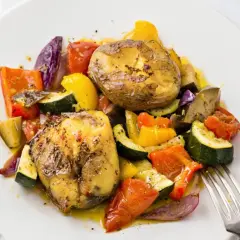 Zarte Kartoffeln im Ofen mit bunten Paprika, Zucchini und Auberginen, beträufelt mit Olivenöl und Kräutern.