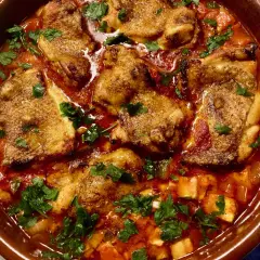 Saftiges pollo fino in einer würzigen Tomatensauce, garniert mit frischer Petersilie. Ein köstliches Gericht, das zum Genießen einlädt.