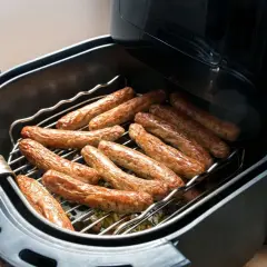 Luftfritteuse mit vielen Bratwürsten, perfekt für schnelle Bratwurst Rezepte.