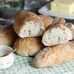 Frisch gebackene Baguettes, perfekt für Ihr Baguette Rezept. Mit knuspriger Kruste und luftiger Krume, dazu Butter und Fleur de Sel.