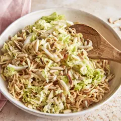 Ein köstlicher Nudelsalat mit Chinakohl und Mandelsplittern. Dieser yum yum salat ist perfekt für ein leichtes Mittagessen.