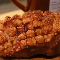 Knuspriger Schweinebraten mit perfekt gewürzter Kruste, bereit für ein köstliches Schweinebraten Rezept.