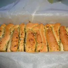 Ein frisch gebackenes Faltenbrot mit Kräutern, perfekt für ein leckeres Faltenbrot Rezept.