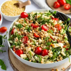 Leckere Orzo-Nudel-Salat-Rezepte mit Kirschtomaten, Rucola und Pinienkernen. Perfekt für leichte Mahlzeiten.