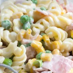 Cremiger Nudelsalat mit Schinken, Erbsen und Mais. Ein einfaches nudelsalat rezept für jede Gelegenheit.