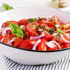 Frischer Tomatensalat mit roten Zwiebeln und Basilikum. Ein einfaches und leckeres tomatensalat rezept für den Sommer.