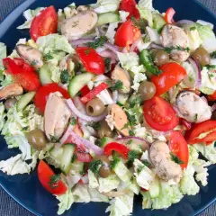 Frischer Salat mit Muscheln, Tomaten, Gurken und Oliven – perfekte sommer salat rezepte für heiße Tage.
