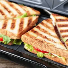 Get inspired by these delicious sandwich rezepte! Toasties mit Käse, Salami und Salat in einem Sandwichmaker.