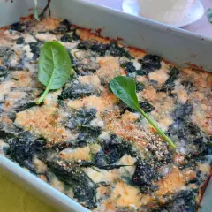 Herzhafter Spinat-Ricotta-Auflauf, überbacken mit Käse und Paniermehl. Ein köstliches Rezept für einen Auflauf mit Ricotta.