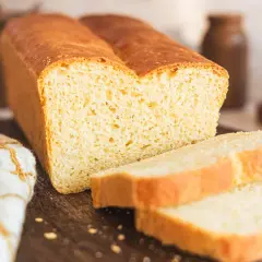 Frisch gebackenes Toastbrot, perfekt für Ihr nächstes Toastbrot Rezept. Goldbraune Kruste, weiche Krume.