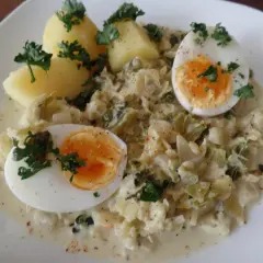Herzhafte Wirzing-Rezepte: Cremiger Wirsing mit Kartoffeln und Ei, garniert mit Petersilie. Ein Klassiker, der immer schmeckt.