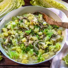 Herzhaftes Chinakohl-Gericht mit Hackfleisch und Kartoffeln in einer Pfanne, garniert mit Petersilie.