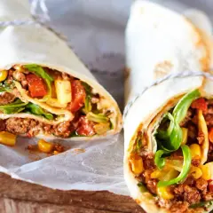 Zwei leckere wraps mit hackfleisch, Mais, Tomaten und Salat. Perfekt für eine schnelle Mahlzeit.