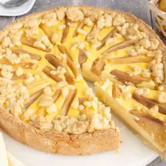 Ein köstlicher birnenkuchen mit pudding und Streuseln, bereit zum Servieren.