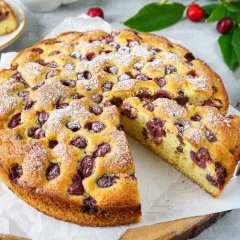 Saftiger Kirschkuchen, perfekt für das Kirschkuchen Rezept. Mit Puderzucker bestäubt und voller Kirschen.