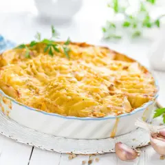 Kretanische Kartoffeln, goldbraun gebacken in einer Auflaufform, mit Knoblauch und Petersilie garniert. Ein Genuss!