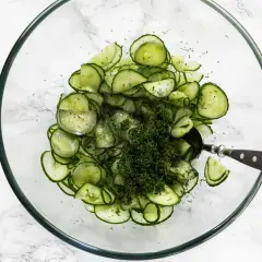 Frischer Gurkensalat mit Essig und Dill, wie ihn Oma macht. Perfekt für den Sommer!