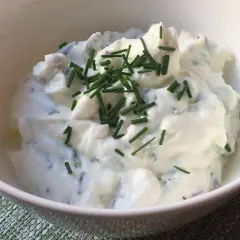 Cremiger Quark mit Kartoffelstückchen und frischem Schnittlauch garniert. Ein Klassiker: Kartoffeln mit Quark.