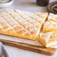 Leckerer Blechkuchen mit Puderzucker bestreut, perfekt für einfache Blechkuchen Rezepte.