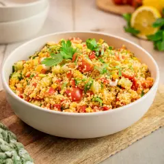 Ein klassisches Couscous-Salat Rezept, frisch zubereitet mit Tomaten, Gurken, Paprika und Kräutern, garniert mit Petersilie.