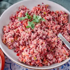 Bunter Karottensalat, frisch zubereitet im Thermomix, garniert mit Petersilie. Daneben eine Schale mit Dip.