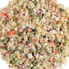Ein Olivier Salat mit Kartoffeln, Erbsen, Karotten, Ei und Schinken. Perfekt für ein Picknick oder als Beilage.