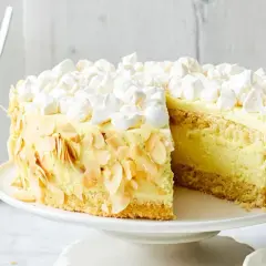 Ein köstliches Zitronentorte Rezept: saftiger Boden, cremige Füllung, Mandelsplitter und Baiserhaube. Perfekt für jeden Anlass!