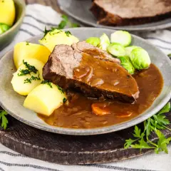 Saftige Rinderbrust mit Kartoffeln und Rosenkohl, serviert mit einer reichhaltigen Sauce. Ein köstliches rinderbrust rezept für jeden Anlass.