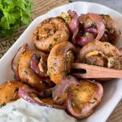 Gefüllte Champignons mit roten Zwiebeln, perfekt aus dem Airfryer, serviert mit Dip.