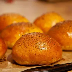 Frisch gebackene Burger-Buns, bereit, um den perfekten Burger selber machen zu können. Goldbraun und mit Sesam bestreut.