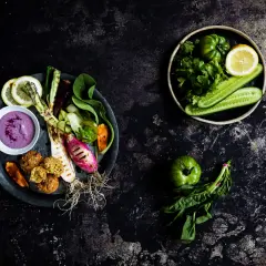 Falafel bowl mit gegrilltem Gemüse, Dip und frischen Zutaten.