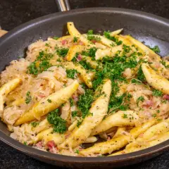 Herzhaftes Gericht mit Spätzle und Sauerkraut, garniert mit Petersilie. Ein tolles Sauerkraut Rezept für Genießer.