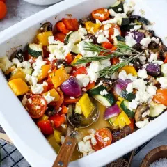 Buntes Ofengemüse mit Feta, perfekt für leichte Feta Rezepte. Zucchini, Paprika, Tomaten und Zwiebeln, mit Rosmarin verfeinert.