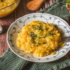 Omas Salate Rezepte: Ein Teller Kartoffelsalat, garniert mit Petersilie, daneben Radieschen und Gewürzstreuer.