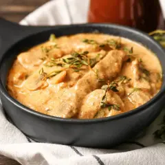 Cremiges Boeuf Stroganoff Rezept mit Pilzen und zarten Rinderstreifen, garniert mit frischem Thymian. Ein Klassiker, der immer schmeckt.