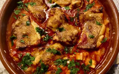 Saftiges pollo fino in einer würzigen Tomatensauce, garniert mit frischer Petersilie. Ein köstliches Gericht, das zum Genießen einlädt.