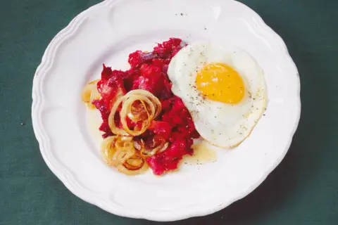 Rote Bete mit gebratenen Zwiebeln und Spiegelei. Ein einfaches Gericht, das zeigt, wie vielseitig rote Bete Rezepte sein können.