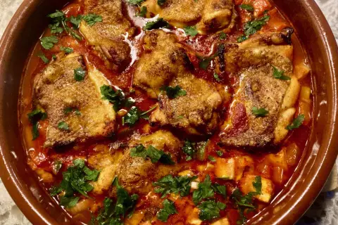 Saftiges pollo fino in einer würzigen Tomatensauce, garniert mit frischer Petersilie. Ein köstliches Gericht, das zum Genießen einlädt.
