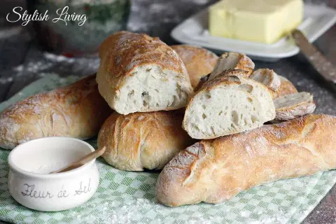 Frisch gebackene Baguettes, perfekt für Ihr Baguette Rezept. Mit knuspriger Kruste und luftiger Krume, dazu Butter und Fleur de Sel.