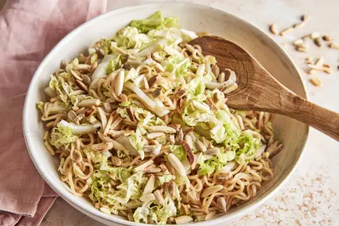 Ein köstlicher Nudelsalat mit Chinakohl und Mandelsplittern. Dieser yum yum salat ist perfekt für ein leichtes Mittagessen.
