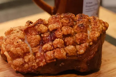 Knuspriger Schweinebraten mit perfekt gewürzter Kruste, bereit für ein köstliches Schweinebraten Rezept.