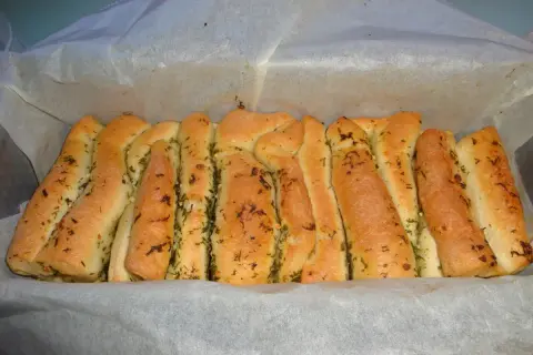 Ein frisch gebackenes Faltenbrot mit Kräutern, perfekt für ein leckeres Faltenbrot Rezept.