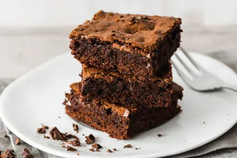 Gestapelte, saftige Brownies auf einem Teller, bereit zum Genießen. Ein perfektes brownie rezept für Schokoladenliebhaber.