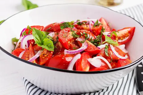 Frischer Tomatensalat mit roten Zwiebeln und Basilikum. Ein einfaches und leckeres tomatensalat rezept für den Sommer.