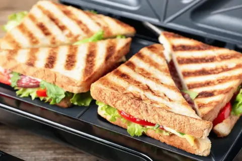 Get inspired by these delicious sandwich rezepte! Toasties mit Käse, Salami und Salat in einem Sandwichmaker.