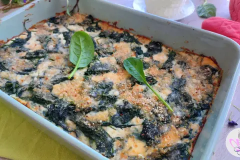 Herzhafter Spinat-Ricotta-Auflauf, überbacken mit Käse und Paniermehl. Ein köstliches Rezept für einen Auflauf mit Ricotta.